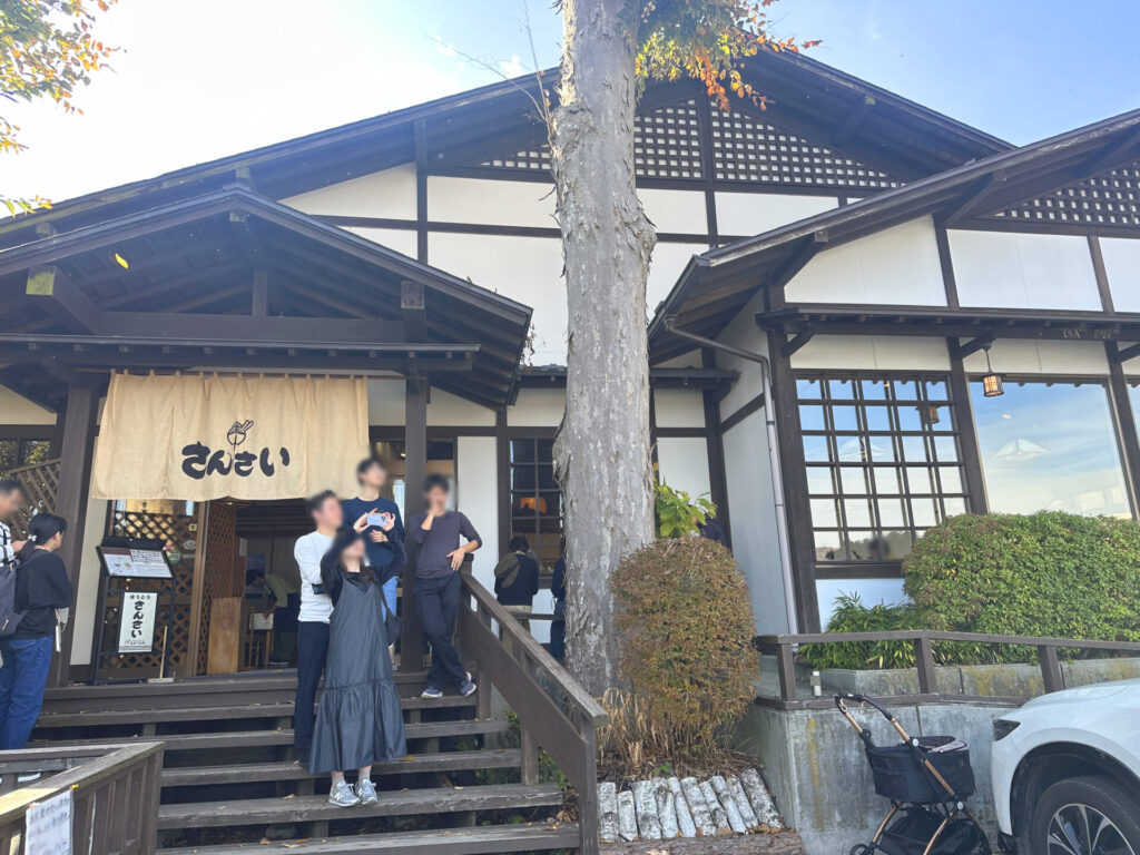 山中湖湖畔にあるほうとうさんさい本店