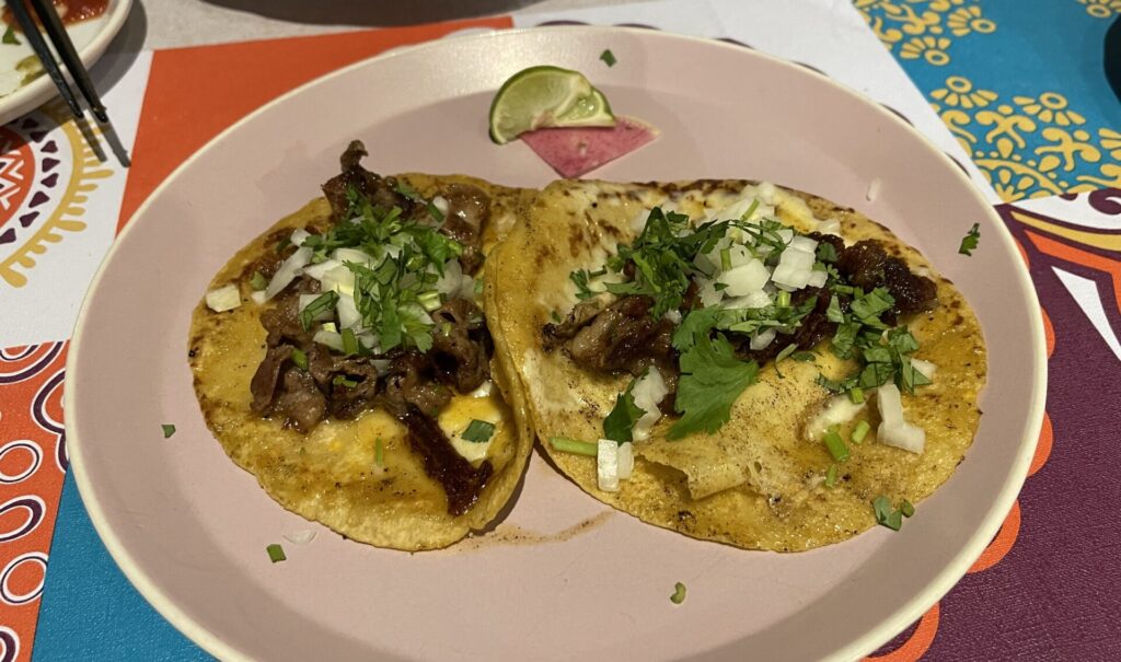 【Tacos Mercado】で激ウマなタコスを食べてきた！テラス席＆駐車場もあるよ！