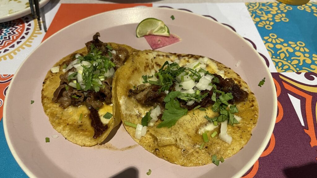 【Tacos Mercado】で激ウマなタコスを食べてきた！テラス席＆駐車場もあるよ！